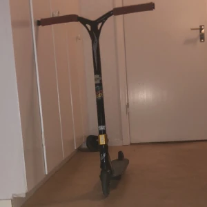 Kickbike/Sparkcykel  - Den är lätt och smidig. Har slutat med kickbike så jag säljer den. Köpt till delar till den så som: tilt clamp köpt för 600kr, bakhjulet för 350kr, handgrip för 250kr. Själva kickbiken utan tillköpta delarna har ett värde på 1700kr. Går att förhandla pris