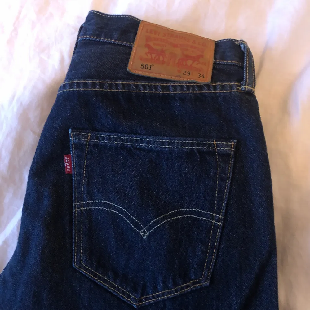 Mörk blåa Levis 501 jeans i toppen skick! Köpta på plick men säljer då de tyvärr är för stora på mig (två första bilderna är från förra ägaren)💕. Jeans & Byxor.