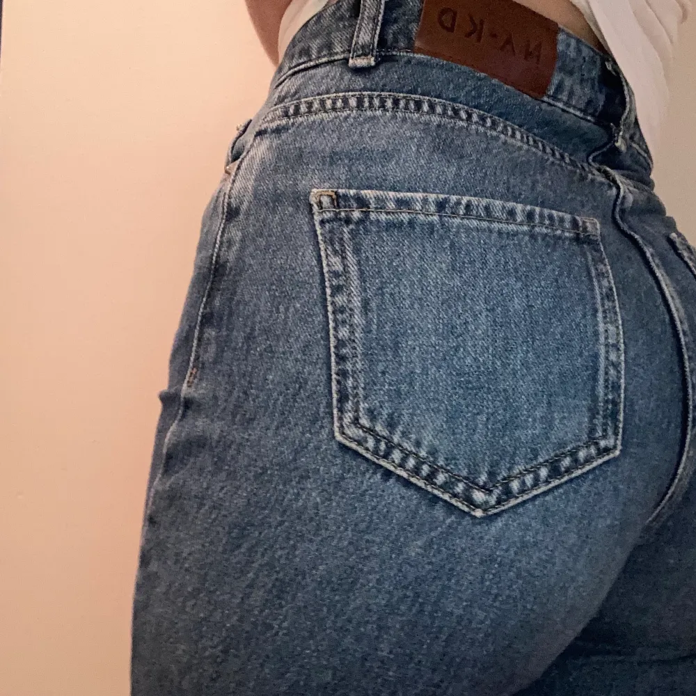 Mörkblå flare jeans från NA-KD, strl 32! (Utsvängda jeans) high-waisted  Skriv om ni har någon fundering! . Jeans & Byxor.