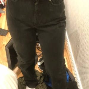 svarta jeans - ett par svarta jeans i storlek 38, regular fit!!