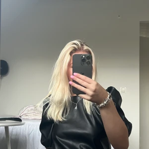 Svart knyttopp - Perfekt festtopp som man knyter i ryggen efter önskemål i storlek s från hm. Fint skicka aldrig använd. 🖤