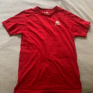 En röd Kappa t-shirt i unisexmodell. Använd men i bra skick. 