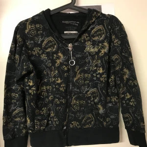 Luvjacka  - Snygg luvjacka med dragkedja fram. Storlek 170 som kan funka både för tjejer och dam eller även till killar.