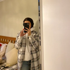 Jacka - Snygg varm rutig jacka. Passar perfekt för det kalla vädret.