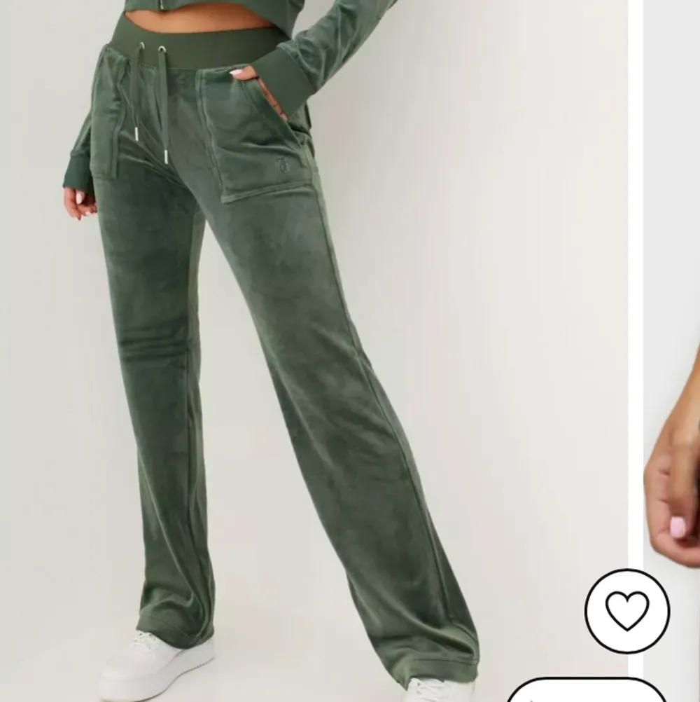 Juicy couture byxor, knappt använda (nyskick) nypris 1100 kr säljer för 900. . Jeans & Byxor.