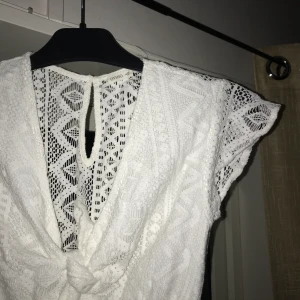 Oysho virkad playsuit - Säljer denna fin fina playsuiten från Oysho i storlek S. Har bara använts en gång, då den tyvärr inte passar mig längre. Kontakta om det behövs flera bilder på plagget eller vid övriga frågor.♥️ Köparen står för frakt 