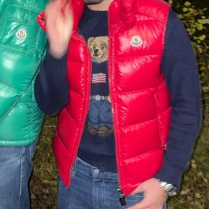 Moncler väst - Tja! Säljer en välskött Moncler väst i modellen bormes. Nypris på västen är drygt 9000. Den är i storlek 2 och passar S/M. Välskött och i skick 9/10, inga flaws. Bud början från 3500, bin 5000.