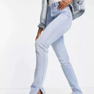 Split jeans Bershka - Säljer mina helt nya jeans som fortfarande finns lapp på, endast provade. Men var för långa för mig i benen. SÅ sinnessjukt snygga, men jag som är kort kan knappt ha några ”längre” byxor
