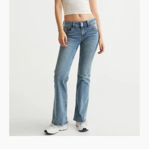 Hm low waist flare jeans - Säljer dessa supersnygga lågmidjade jeans ifrån hm, då de synd nog inte passade mig. Kan annars byta mot ett par i storlek 36 ❤️köpare står för frakt, skriv till mig om du har mer frågor :) DIREKTPRIS 450 + frakt
