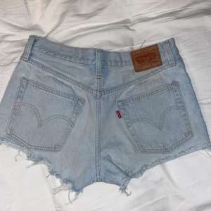 Levis shorts - Korta levis shorts i storlek W27! Säljes pga för små! Sparsamt använda. 