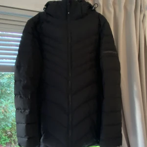 Jacka - Cross sportwear jacka i Storlek M  Säljer den för 200kr (ny pris 1200kr) 