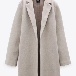 Kappa - Superfin helt oanvänd kappa i strl L, väldigt liten i strl så sitter som en s/m. Nypris 399