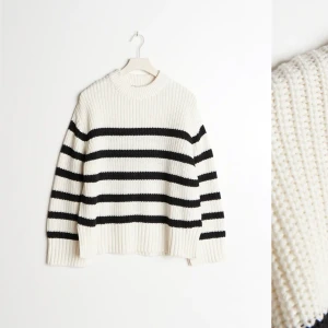 Stickad tröja  - Från Gina tricot köpt för399kr, perfekt inför hösten/vintern💗