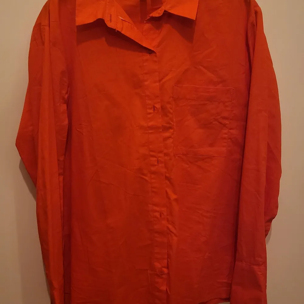 Orange blus från H&M andvänd en gång på ett event.. Skjortor.