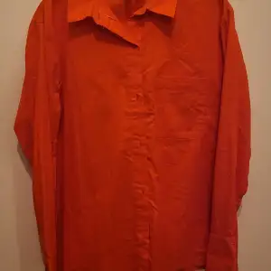 Orange blus från H&M andvänd en gång på ett event.