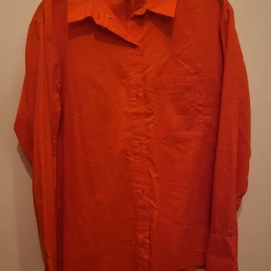 Orange skjorta - Orange blus från H&M andvänd en gång på ett event.
