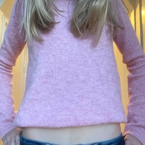 Stickad tröja - En super fin stickad tröja från arnisays. Ärvd av kusin men aldrig använd av mig. Perfekt nu till hösten och vintern. Tveka inte att skriva för flera bilder eller något du undrar över❤️