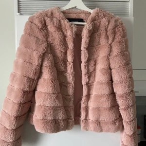 Rosa pälsjacka  - Helt oanvänd pälsjacka. Storlek XS. Priset kan diskuteras. Skickar med frimärken (39kr)  eller spårbart (75kr) Kontakta för mer info Står ej för postens slarv 