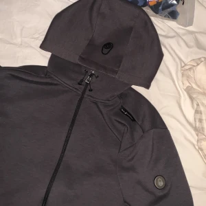 Sailracing hoodie - Använt den 10gånger den är i fint skick. 