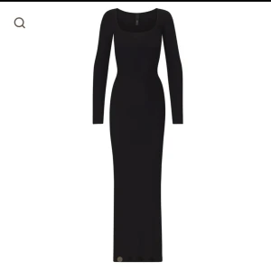 Skims lounge long sleeve dress - XXS, men passar även XS (jag är en stor xs och passar bra). Frakt ingår i pris. Köptes för 1100kr från skims hemsida. Använd få gånger.