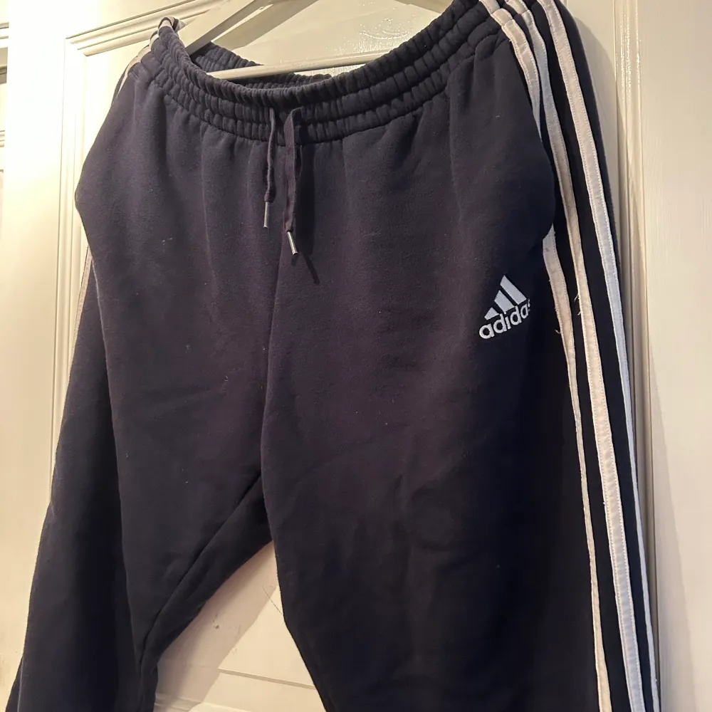 Adidas mjukisar i storlek L men passar även dig som bär M I bra skick  Hämtas i Eskilstuna eller skickas mot att köpare står för frakten . Jeans & Byxor.