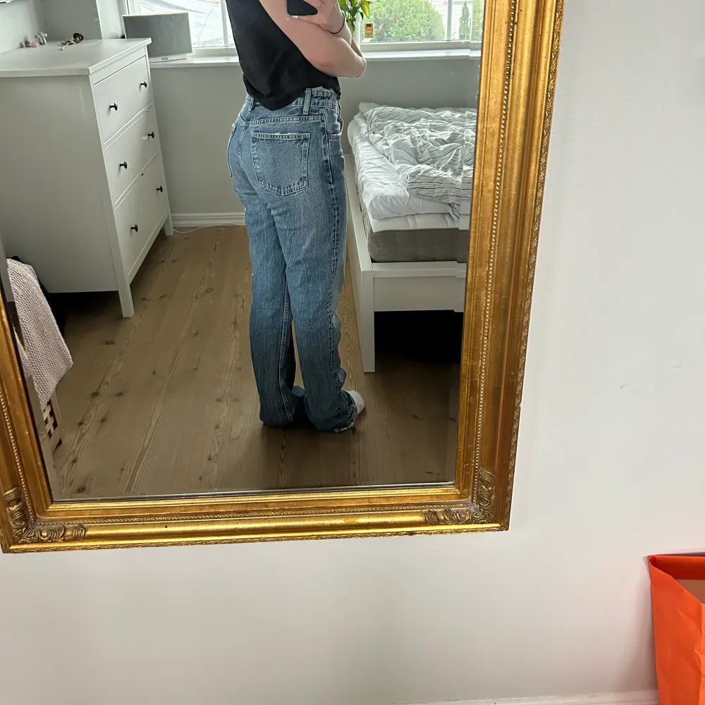 Skit snygga mid-rise jeans från zara, i storleken 38 💖Jeansen är blåa! Säljer pga att de är tyvärr för stora nu. Byxorna är i super bra skick!! 💞 Köpte för 359kr, säljer för 249kr 💖. Jeans & Byxor.