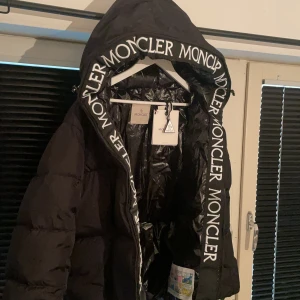Moncler storlek 5  - Hej. Jag säljer min jacka som jag har haft en halv säsong. Jackan är fin inga skador är sugen på att köpa något nytt. 