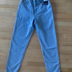 Ett par ljusblå mom jeans med hög midja från missguided. Endast testade, storlek 34.
