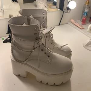 Vita höga fina skor - Botten är ungefär 4-5 cm långa. Dessa skorna kostade från början 580kr men jag har använt de 2 gånger så det är inte helt nya. Botten av skorna är ungefär 4-5 cm.