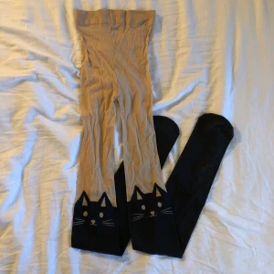 Strumpbyxor med katt vid knät - Strumpbyxor med katter vid knäna. Använda en gång. 