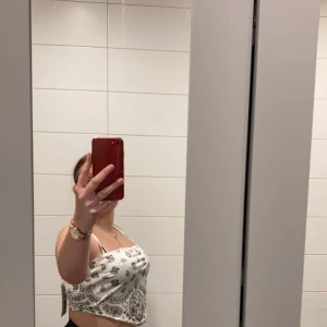 Tröja. - Säljer denna tröja med som heller aldrig kommer till andvändning tyvärr.