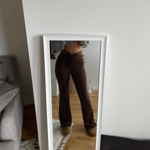 Bruna byxor - Helt oanvända byxor från Nelly med jättesnygg detalj runt midjan. Jag är 171 lång och de går till marken på mig 💘