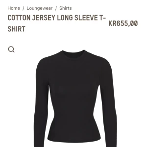 Skims long sleeve tröja - Kollar intresset på min superfina svarta skims tröja använd ca 5 gånger! Världens skönaste material, storlek XS. Skriv för mer bilder eller frågor! Köpare står för frakt ❤️