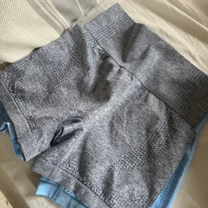3 par gym shorts - Mina favoriter! Har dubbelt av dessa tre färger där av säljer jag 1 par för 100kr eller alla tre för 250💓