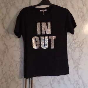 T-shirt  - Svart T-shirt aldrig använd