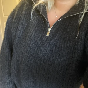 Gina Tricot stickad - En fin stickad tröja från Gina tricot, som säljs pågrund utav att den inte används längre. Använd ett fåtal gånger😊