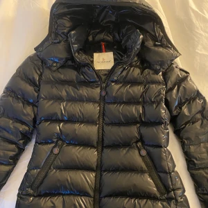 Moncler jacka - Super fin moncler jacka i modellen bady. Köpt här på Plick men den var tyvärr inte i min stil. (Aldrig använd sen ja köpte den) Inga defekter förutom att serien i jackan satt löst, den är sydd fast nu, inget som syns! Passar en XS-S. Äkta!💕