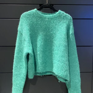 Grön stickad tröja - Jätte mysig grön stickad tröja från H&M i alpacka och ullblandning. Stl XS men funkar för flera storlek beroende på vilken passform man vill ha. Köparen står för frakt!