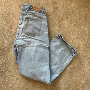 Högmidjade jeans från NA-KD. Oanvända men har legat i min garderob så de behöver strykas. Storlek 42 och långa ben Köparen står för frakt!
