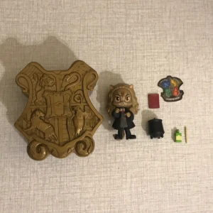 Harry Potter - Säljer en Hermione figur, köpt på Åhléns förra året för 150kr. Säljer för att jag inte gillar Harry Potter längre. Jag är inte riktigt säker på vad frakten blir, skriv till mig så kollar jag på det! Tryck inte på köp nu!!!