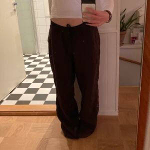 bruna linnebyxor - lågmidjade linnebyxor köpta secondhand, skriv om du har några frågor