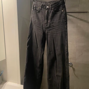 High waist loose fit jeans svarta - Högmidjade jeans från weekday, köpta för 500kr 