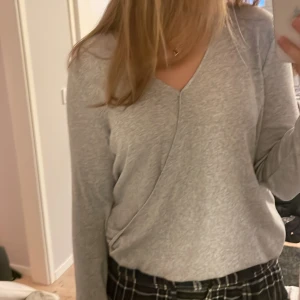 Tröja - En as fin grå tröja perfekt nu till hösten säljer en vit likadan också