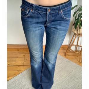 Jeans med låg midja och raka ben. Använda men i fint skick. W30 L32. 🌻 