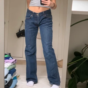 Blåa Jeans  - Säljer dessa as balla jeans som tyvärr är för stora för mig. W32 L32. (Jag är en xs, 163 cm lång) skulle säga dom passar en S. Dom är från Crocker Jeans  Frakt står köparen för, kontakta vid andra frågor!  PRISET GÅR ATT DISKUTERA⚠️💕