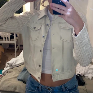 höst jacka - Benvit jacka i bra skick, liten i storlek! Kom med bud & ställ frågor💟