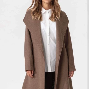 Brun kappa med ull  - Ny, oanvänd kappa med prislapp kvar. Originalpris 1499kr☺️