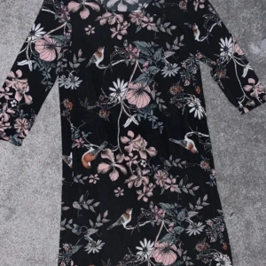 Klänning  - Klänning i blankt tyg