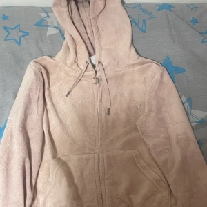 Juicy kofta  - Jag tänkte sälja min ljus rosa juicy kofta, den är använd, har annorlunda material, storlek M men passar även L 