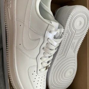Nike airforce 1 - Strl 43, köpta dem i fel storlek  Pris kan diskuteras